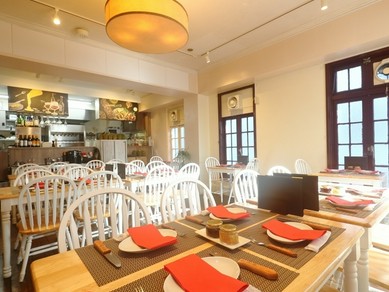 白を基調とした明るい店内で女子会♪