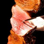 牛の下腰部(モモの一部)に当たる赤身肉。脂が苦手な方もさっぱりといただくことができます。上質なお肉だからこそ余計な事はせずにシンプルに岩塩のみで味付け。牛肉本来の旨味を味わえます。