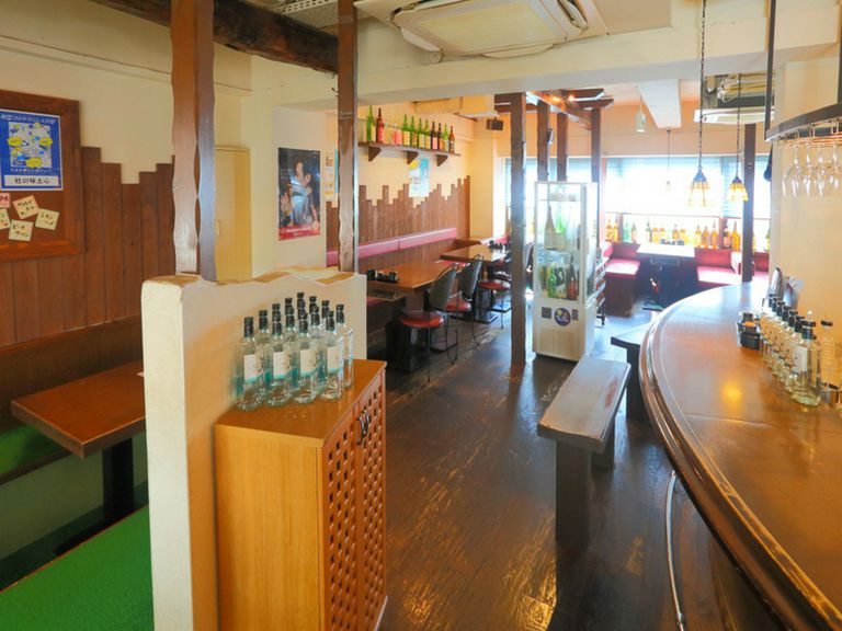 木の風合いが落ち着く店内