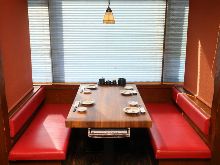 家族や友人との会食にも便利なテーブル席