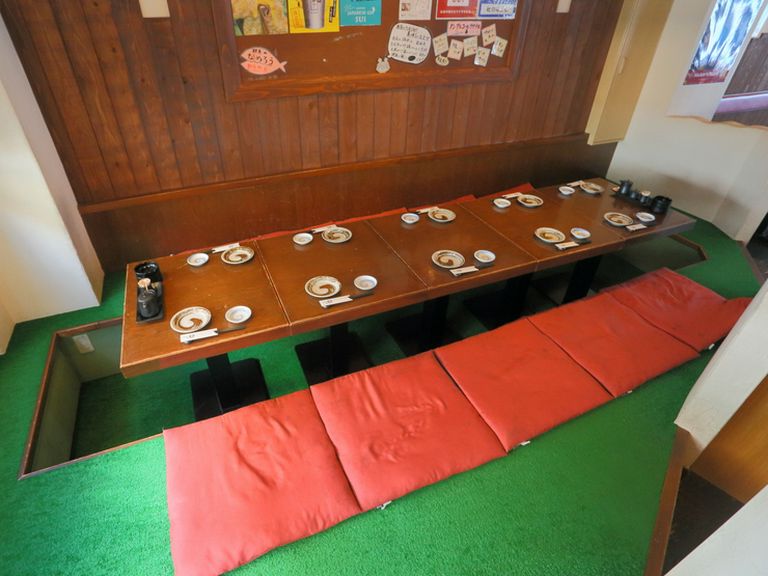 10人まで会食できる掘りごたつ式のテーブル席も