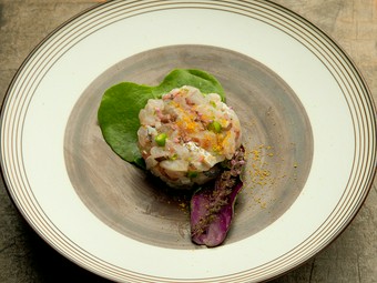 凄腕の魚仲買人、長谷川大樹氏が神経締め処理を施した『三浦産オキアジのタルターラ』