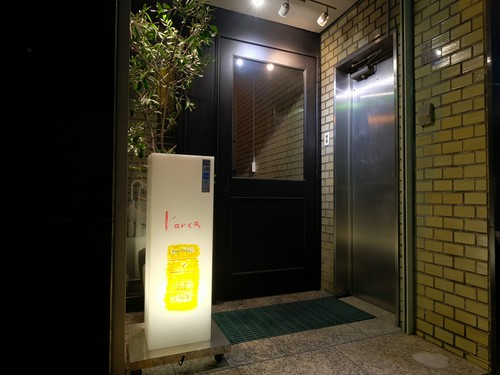 大阪メトロ「四ツ橋」駅から徒歩7分。お店はビルの2階に