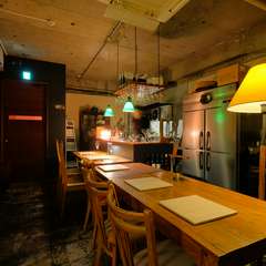 店内はカウンターのみのシンプルな構成