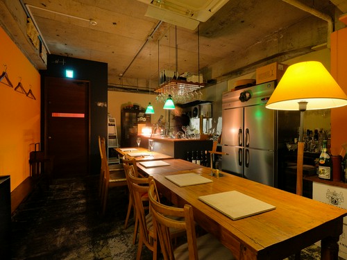 店内はカウンターのみのシンプルな構成