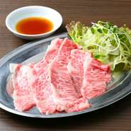 目利きで定評ある食肉業者と一緒に厳選した看板メニュー。特に美味といわれるサンカクバラを使用。脂の質がいいのであっさりペロリといけます。鉄板でサッと炙り、白髪ネギとカイワレを巻いてポン酢でいただきます。