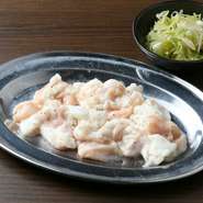 大腸と小腸を半々にミックスして提供。塩胡椒とニンニク、ゴマ油などによる独自配合の揉みだれが好評で、焼酎や日本酒などにもよく合います。万能の自家製『味ネギ』と合わせてどうぞ。
