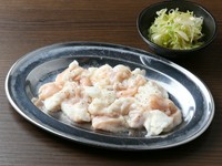 独自の揉みだれがホルモンの旨みをさらに引き立てる『塩ホルモン』