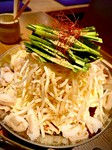 九州醤油使用で黒毛和牛モツと野菜の旨味がぎっしり詰まった濃口のもつ鍋となっており、お酒やごはんもすすみます。焼肉屋でしか出来ないトッピングもご賞味ください。