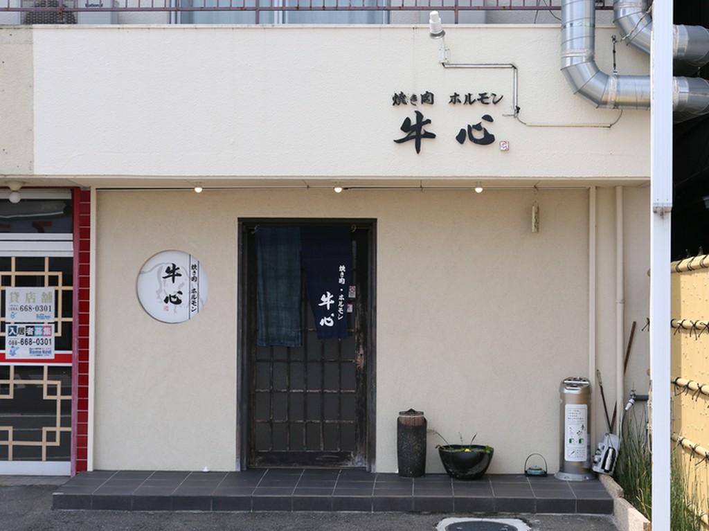 徳島市の国道438号線沿い、セブンイレブンの目の前に立地