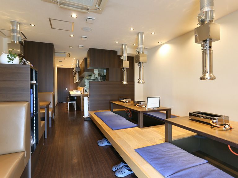 クリーンな印象の店内は全24席。さまざまなニーズに対応