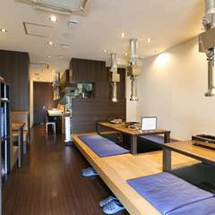 クリーンな印象の店内は全24席。さまざまなニーズに対応