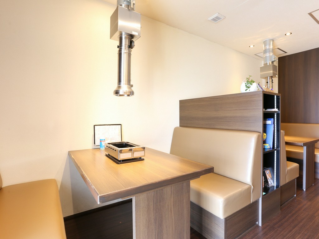 4人がけのテーブル席は全部で3つ用意