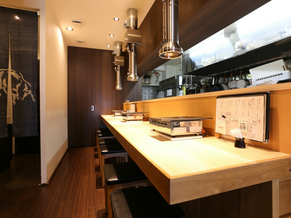 カウンター席が用意され、一人焼肉も楽しめる