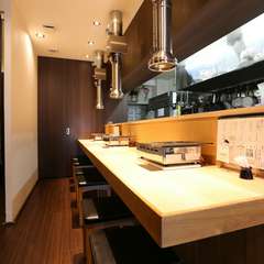 カウンター席が用意され、一人焼肉も楽しめる