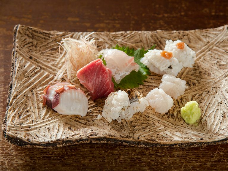 約5〜6種類を盛り込んだ『お造りの盛り合わせ』