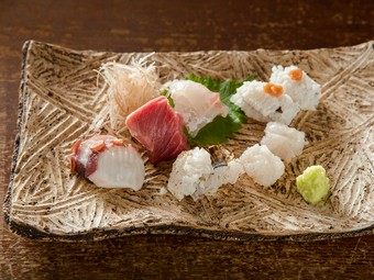 約5～6種類を盛り込んだ『お造りの盛り合わせ』