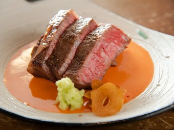 肉汁たっぷりでとってもジューシー！『黒毛和牛のサーロインステーキ』