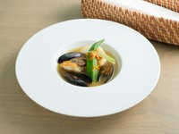魚のアラでだしを取ったスープに、鯛とムール貝の旨みがぎゅっと溶け込んだ逸品。付け合わせに茹で野菜が入ります。（※6000円コース料理の一例です。）