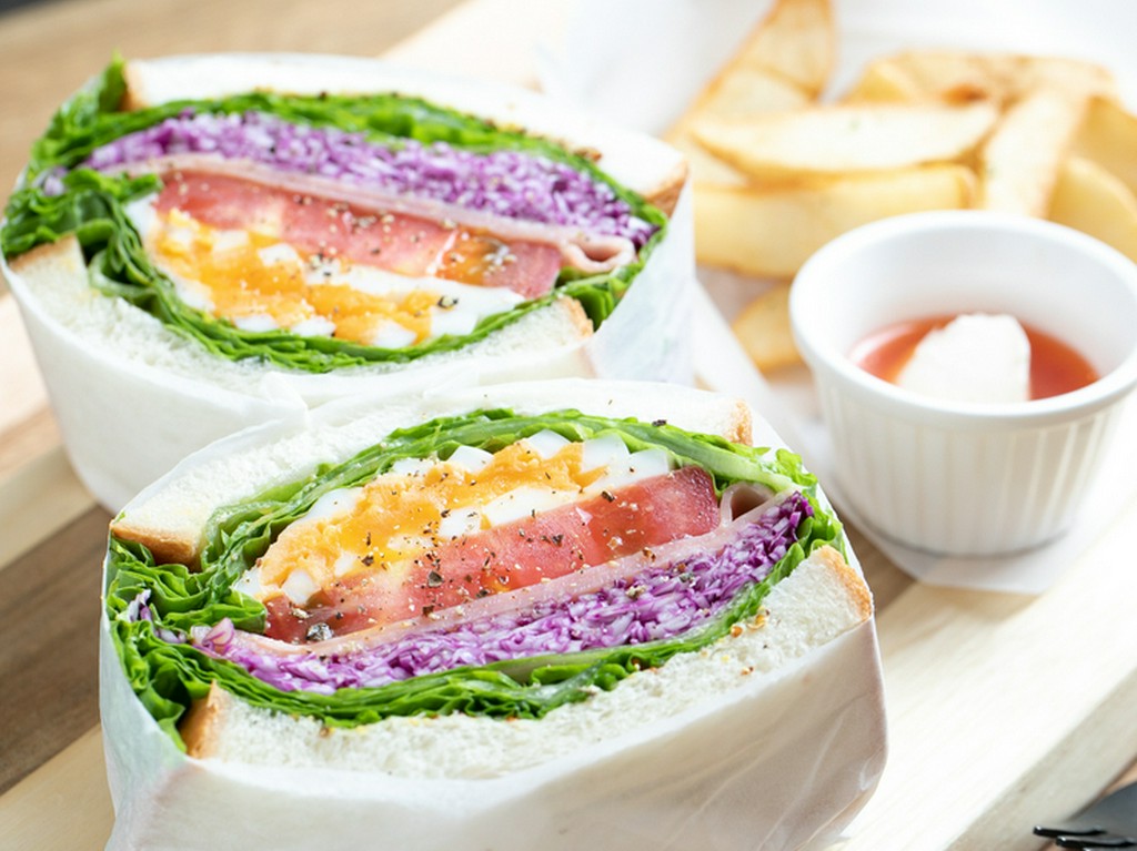 持ち帰りも可能、写真映えもばっちりの“美断面”な『オープンサンド（ウェッジポテト付き）』