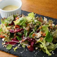  旨みあふれる「平かしわ」の蒸し鶏とナッツのサラダ ‐ゴルゴンゾーラドレッシング‐