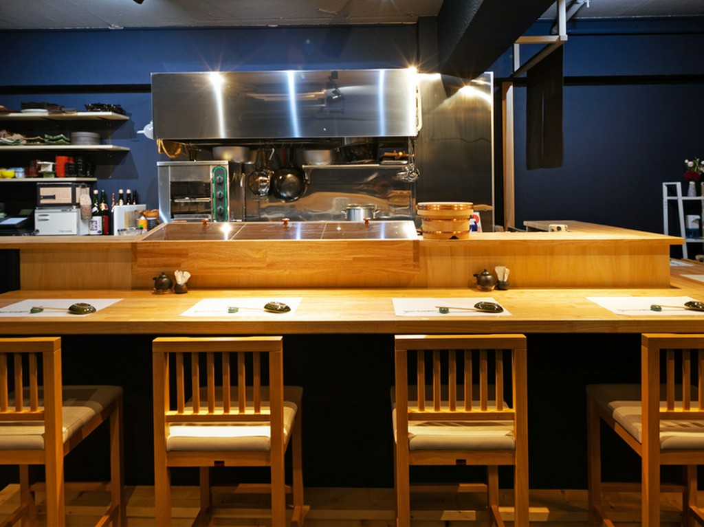 店主とのコミュニケーションも楽しめるカウンター席が人気