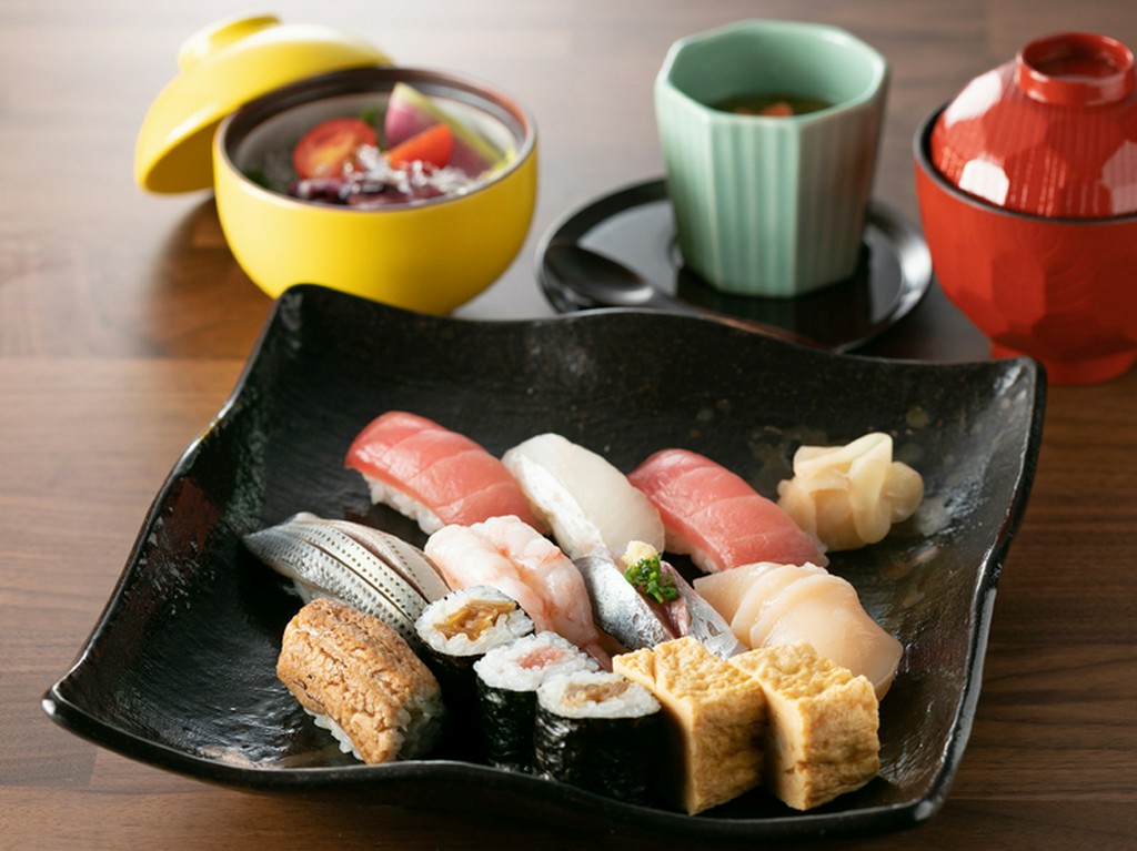 旬のネタをお手軽に『ランチにぎり』