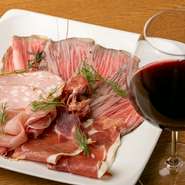 ご予約確定後のキャンセルにつきましては日数に関係なく50％のキャンセル料をご請求します。
ご予約されたお時間を遅延される場合如何なる事由がありましてもお会計金額に対し15分以上遅延10％、30分以上遅延20％の遅延料金をいただきます。
食べ残し厳禁
30分前ラストオーダー
季節・仕入状況によりメニューは変わります