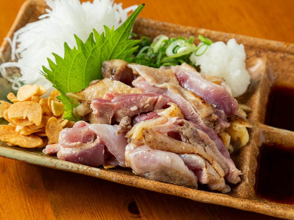 鶏のしっかりした弾力が癖になる『もも肉のたたき』