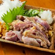 地鶏ならではの歯ごたえと弾力が楽しめる、【炭火焼 櫻坊】のNo.1人気メニューです。独特な風味が癖になると好評。とりあえず注文してほしい逸品です。