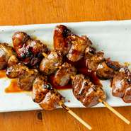 その日仕入れた朝引き鳥を使用。使う分だけを仕入れるので、常に新鮮な鶏のハートを味わえます。ホルモンが苦手な方こそ食べてほしい、臭みの少ない串焼きです。※ご注文は2本～