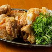 プリプリの若鶏の唐揚げに、大根おろしとねぎ、ポン酢を思いっきりぶっかけたボリューム満点・インパクト大の一品！衣のカリカリ×ポン酢の酸味の相性が抜群で！