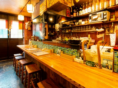 「カウンター席は一人飲みにも◎」