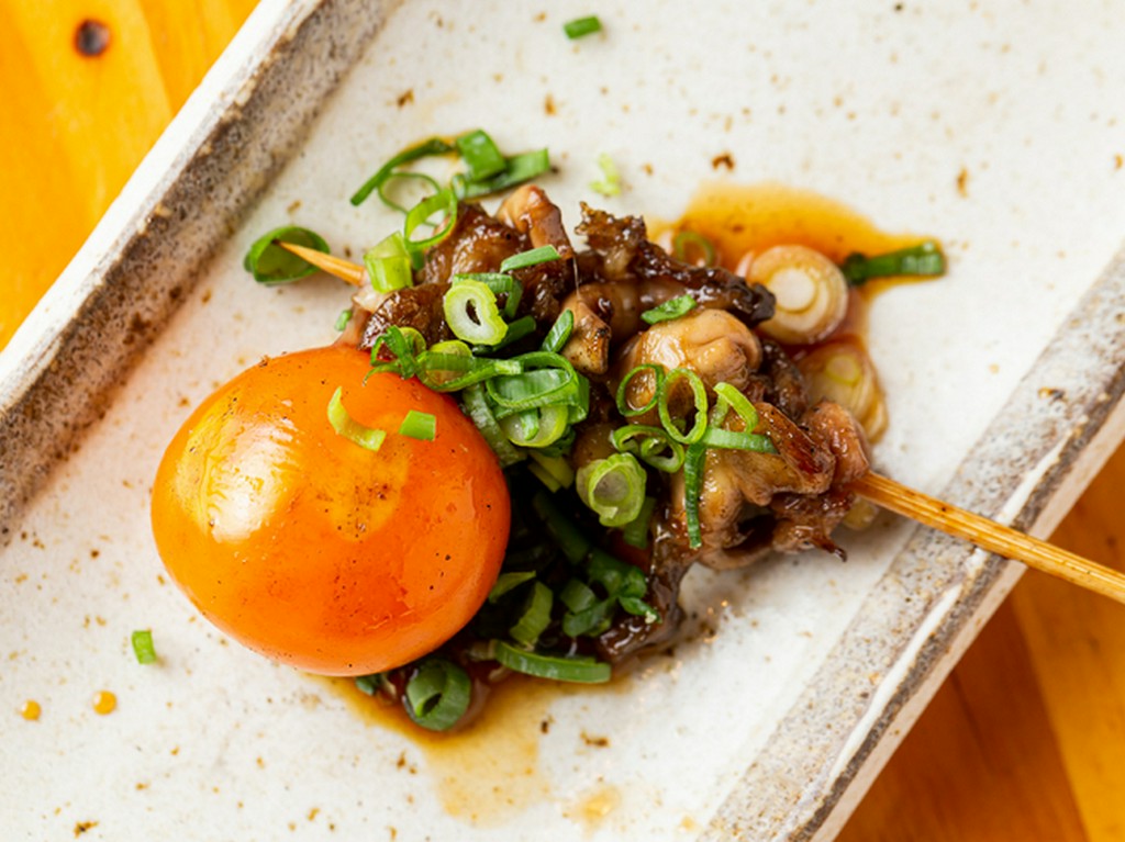 独特の食感がクセになる『玉ひもの串焼き』