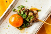 独特の食感がクセになる『玉ひもの串焼き』