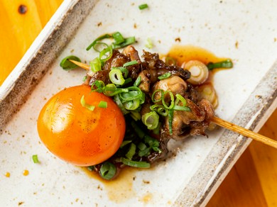 独特の食感がクセになる『玉ひもの串焼き』