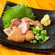厳選されたこだわりの地鶏の脂肝を使用した、鮮度抜群の生レバー。鮮度がいいからこその、濃厚な味わいはヤミツキになること間違いなしです。