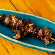 部位でいうと、心の入り口部分に位置するハツモト。脂が多く焼き上げることでサクッとした歯ざわりのいい食感になります。ピリ辛のオレンジソースがさらに味わいを深めた、必食の一本です。