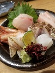 新潟の糸魚川漁港から 新鮮な状態で直送されてくる天然魚をお造りに。旬の魚を満喫できます。
