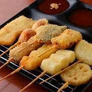 大阪の名物を満喫できる一皿。専用のフライヤーで揚げられた串揚げは、食材の水分や旨みはそのまま、サクッとした食感を味わえます。具材は旬の食材に加え、バナナなどの変わり種もあり、話題性も抜群です。