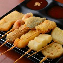 定番から変わり種まで、大阪の名物グルメを堪能できる『串揚げおまかせ9本』