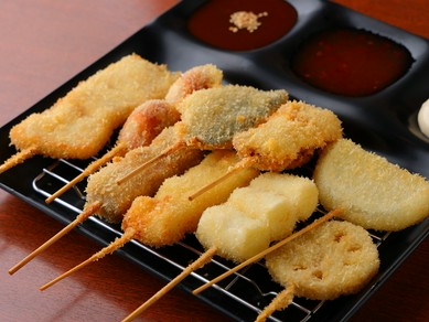 定番から変わり種まで、大阪の名物グルメを堪能できる『串揚げおまかせ9本』
