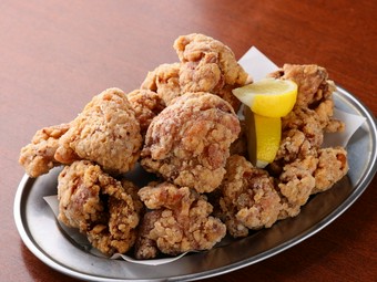 迫力あるボリューム感。大きめのからあげがドドンとのった『メガ鶏からあげ』