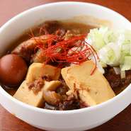 丸一日かけてじっくり煮込んだ牛スジは、トロッと柔らか。醤油と味噌の濃厚な味わいが素材に染み込んでおり、日本酒や焼酎ともよく合います。こんにゃく、うずらの卵、木綿豆腐入りで具沢山なのもうれしいポイント。