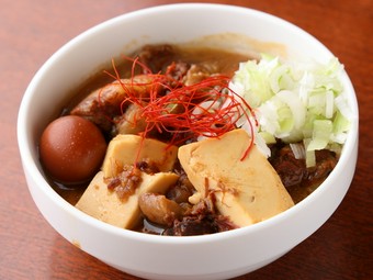 お酒がどんどんすすむ。とろけるような食感と深い味わいを楽しめる『名物!!　牛スジ煮込み』