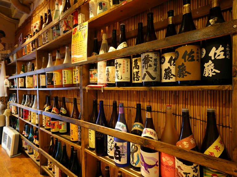 棚には自慢のお酒がずらり。日本酒・焼酎・梅酒合わせて約150種