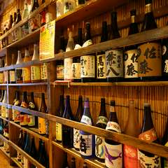 棚には自慢のお酒がずらり。日本酒・焼酎・梅酒合わせて約150種