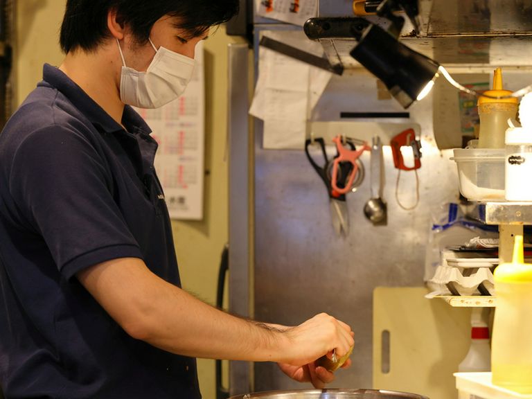 ゲストに楽しんでもらうため、真心込めた料理を提供する林氏