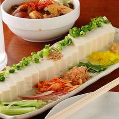 ボリューム満点のデカ盛り料理。グループでシェアするのに最適