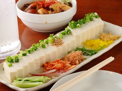 ボリューム満点のデカ盛り料理。グループでシェアするのに最適